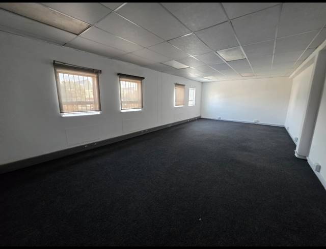 1,100M² WAREHOUSE TO LET IN STORMILL